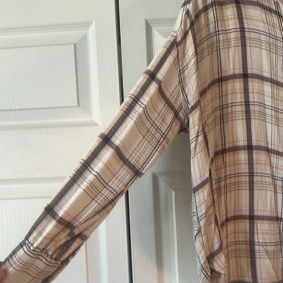 Free people flannel can be worn 2 ways in the front. - Picture 4 of 5